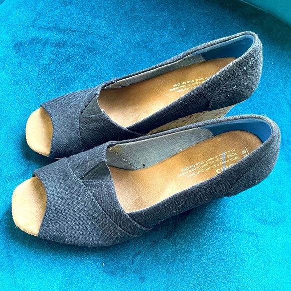 Tom's Women' Size 9 Black Peeptoe Wedges - Picture 2 of 6